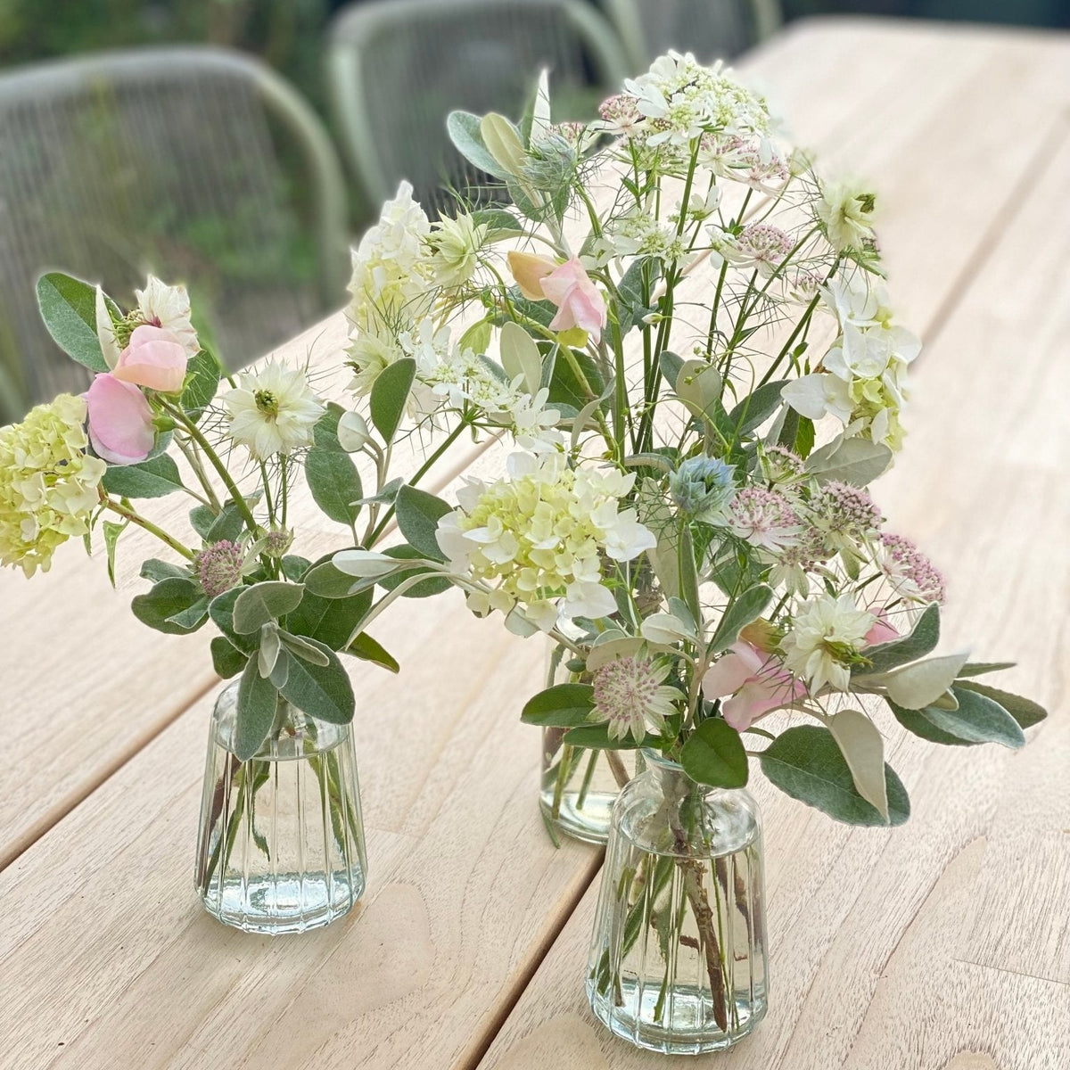 Gevulde kleine tafelvaasjes met verse bloemen - Tuinkabouter Chrisje