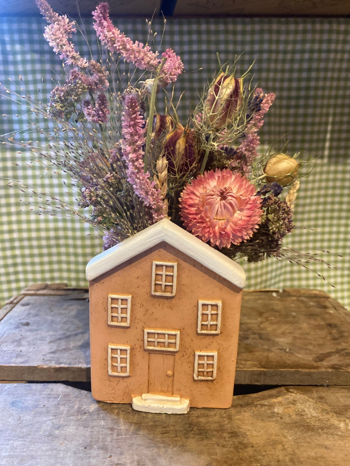 Huisje keramiek met droogbloemen - Tuinkabouter Chrisje
