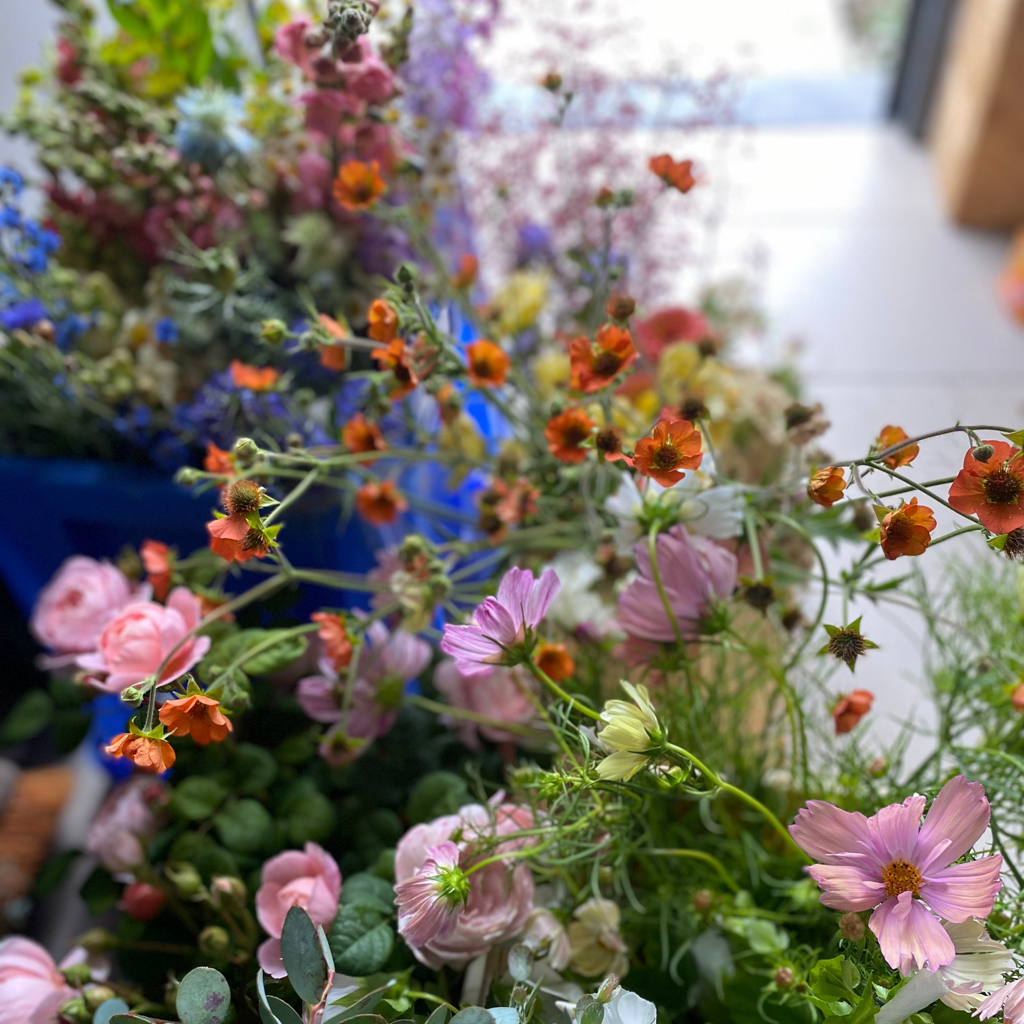 Feestemmer met seizoensbloemen