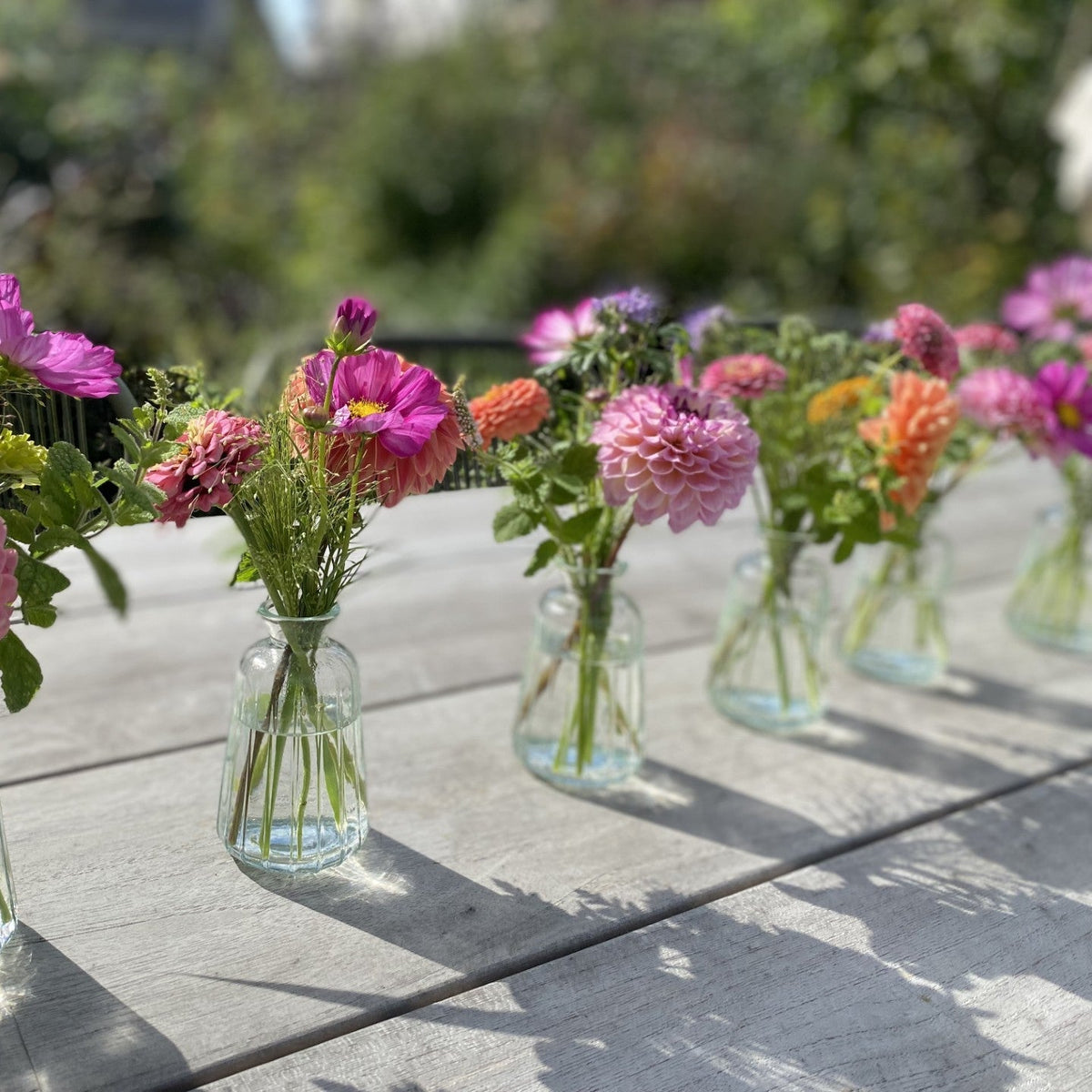 Tafelvaasje met verse bloemen - Tuinkabouter Chrisje