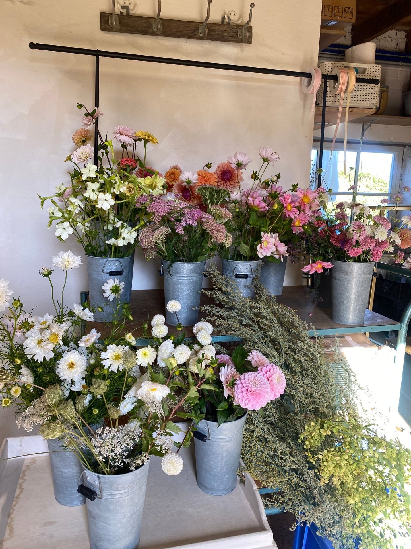 Workshop: Leren luchtig en duurzaam schikken met bloemen recht uit de pluktuin. - Tuinkabouter Chrisje
