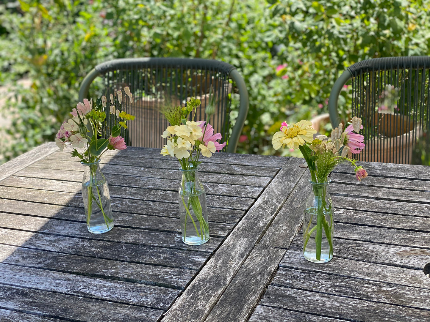 Vases de table remplis de fleurs fraîches