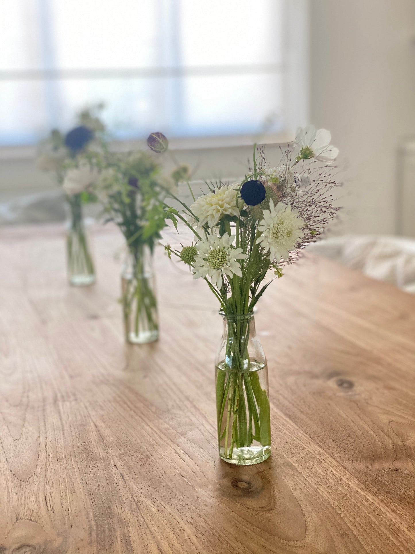 Vases de table remplis de fleurs fraîches