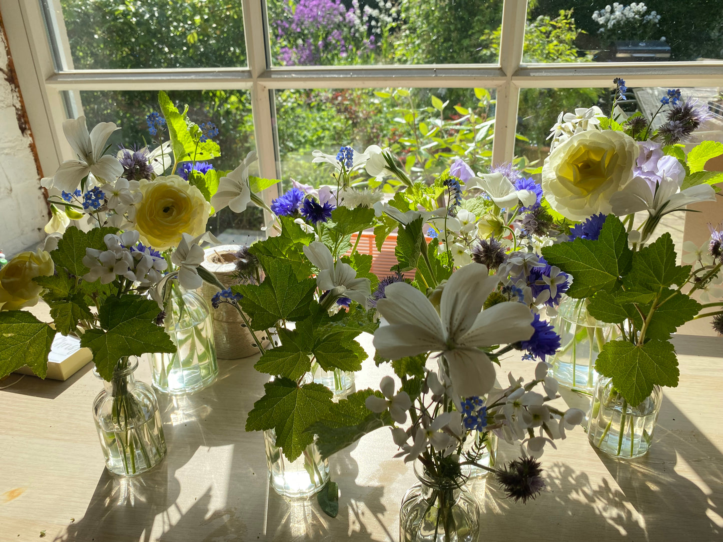 Gevulde tafelvaasjes met verse bloemen - terug beschikbaar nieuw seizoen 2025