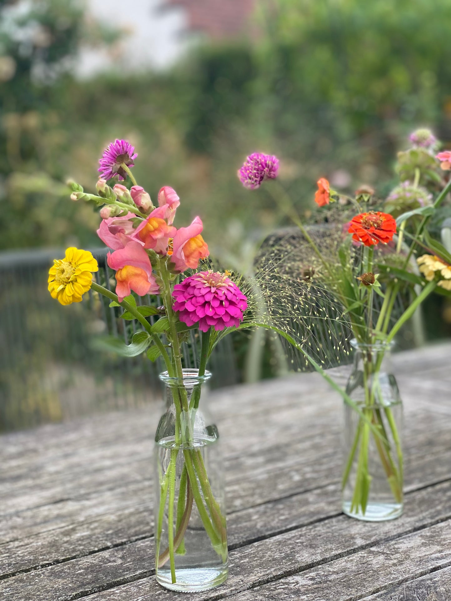 Gevulde tafelvaasjes met verse bloemen - terug beschikbaar nieuw seizoen 2025